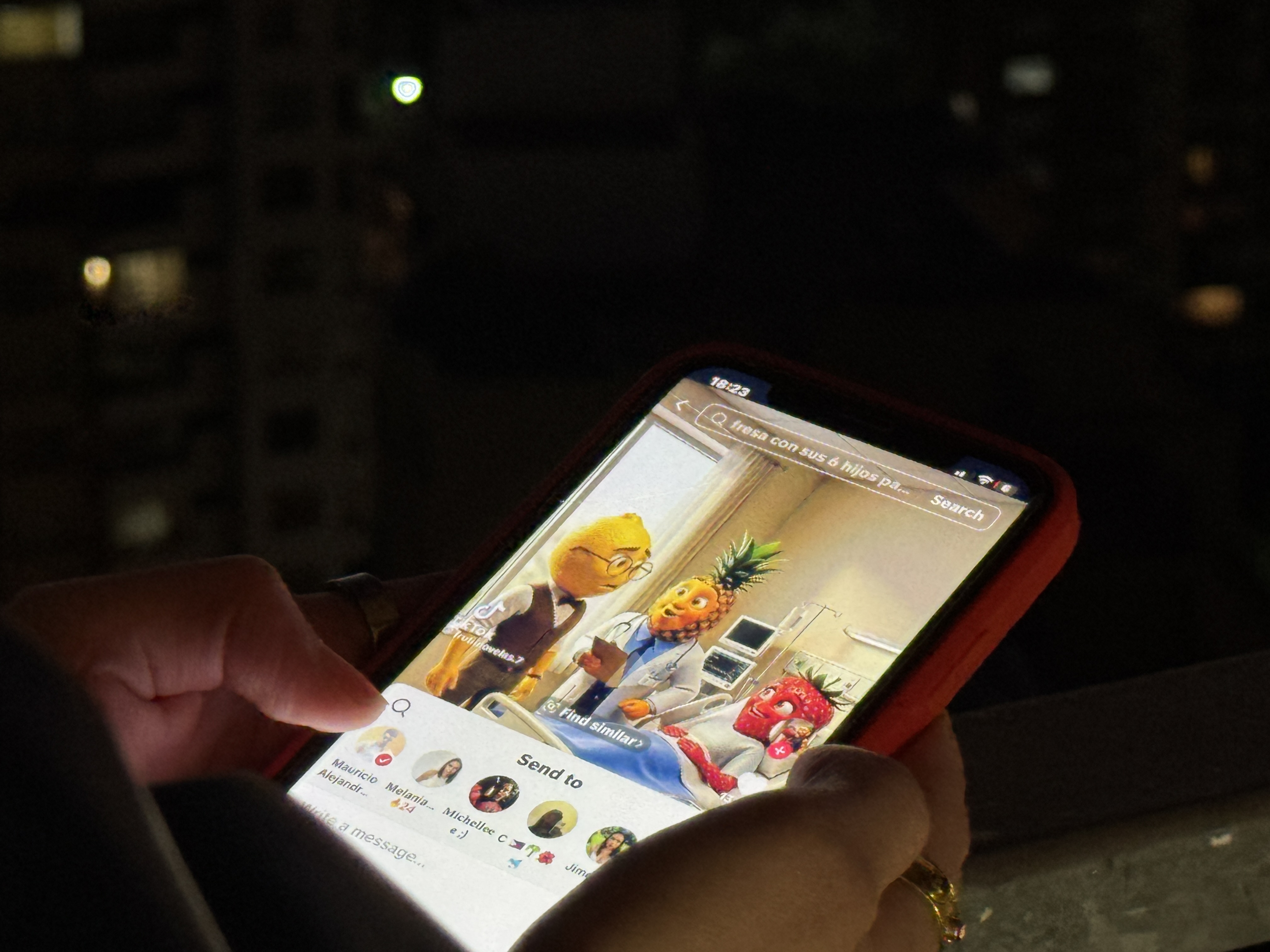 Fotografía de un teléfono móvil mostrando contenido viral en una red social.