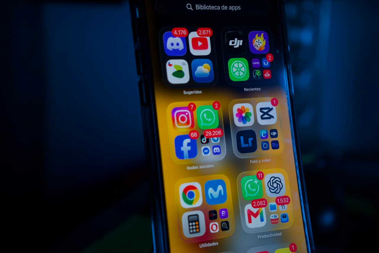 Fotografía de un teléfono móvil con aplicaciones de redes sociales y numerosas notificaciones.